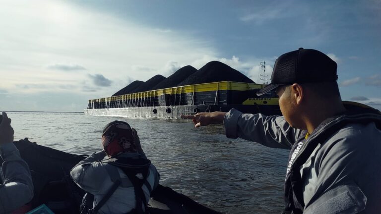 Akibat Arus Kencang Kapal Tongkang Kandas di Perairan Samarinda