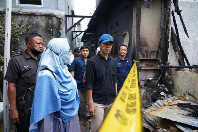 Dedie Berikan Bantuan Untuk Korban Kebakaran di Cibogor
