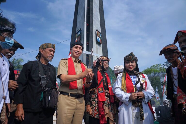 Dedie Bersama para Budayawan Lakukan Babakti dan Ngumbah Kujang Meriahkan HJB ke-540
