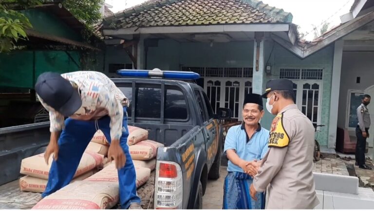 Baksos Polsek Tenjo di Majelis Taklim Sumbangkan Semen