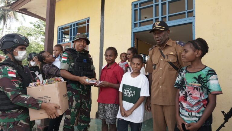Satgas Datangi Kampung Pund Distrik Waris Papua Bagikan Sembako dan Bingkisan