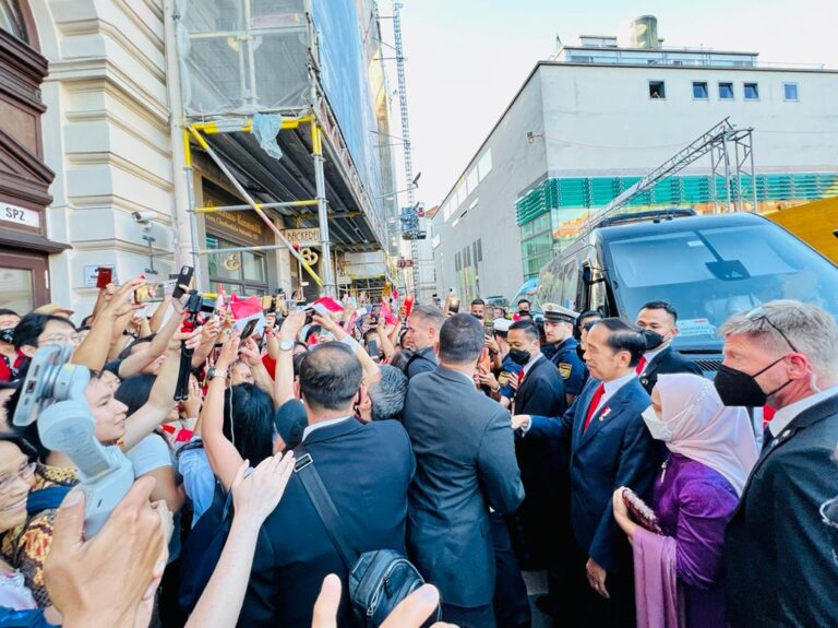 Warga Teriaki Presiden Jokowi Saat Tiba di Munich