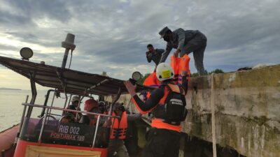 PKKL Sambas Bakamla RI Selamatkan Korban Kapal Tenggelam  