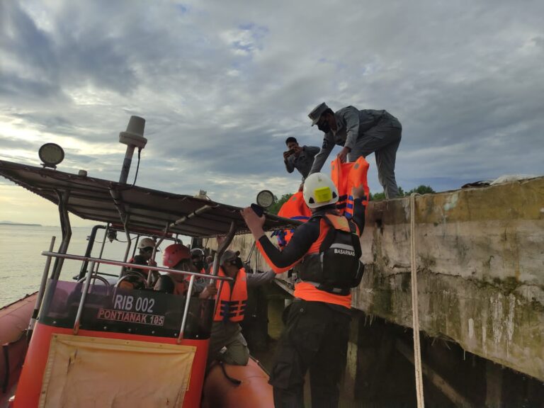 PKKL Sambas Bakamla RI Selamatkan Korban Kapal Tenggelam  