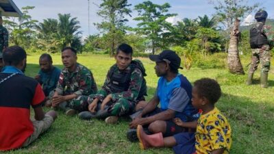 Komsos Duduk Santai Bersama Masyarakat Perbatasan Papua
