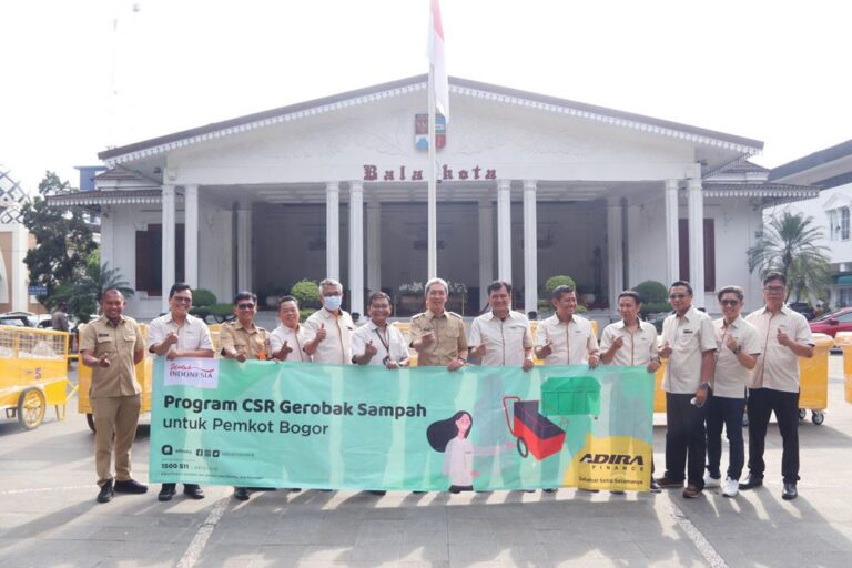 Dedie Rachim Terima CSR 10 Gerobak dan 3 Kontainer Tempat Sampah