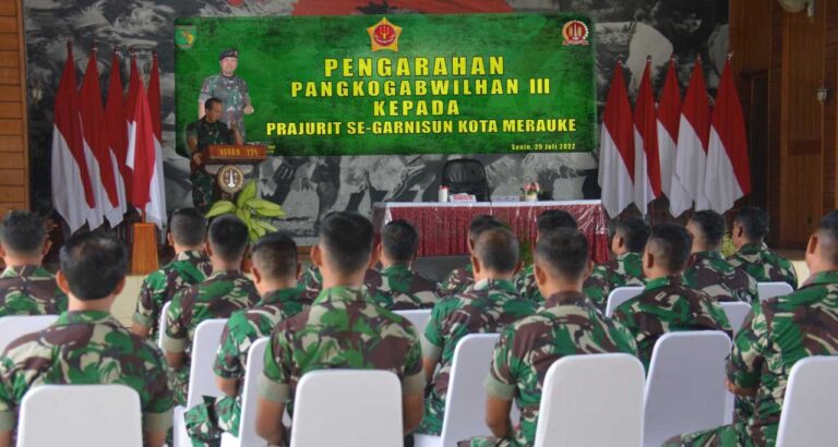 Letjen TNI  I Nyoman Cantiasa Beri Pengarahan Kepada Para Perwira TNI di Merauke