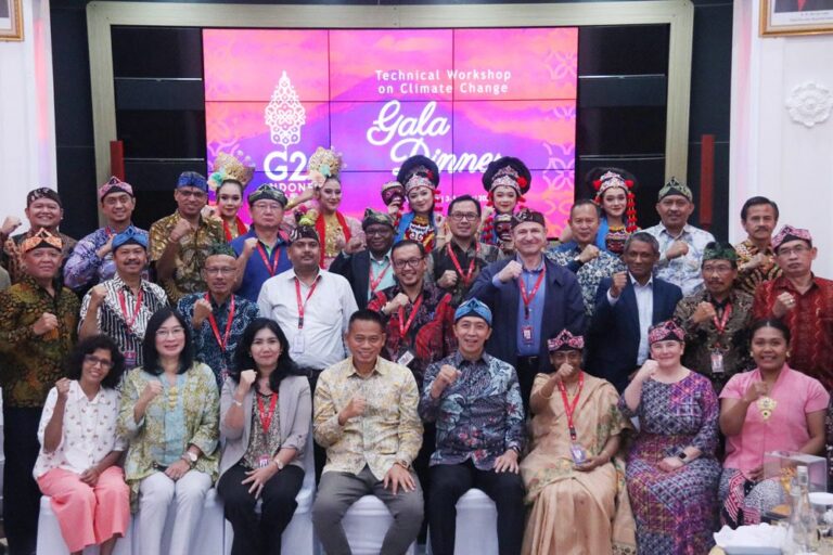 Memakai Totopong, Dedie Rachim Sambut Delegasi G20 Santap Makan Malam Toge Goreng