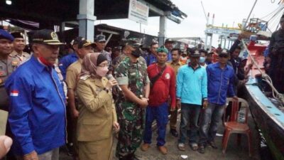 Dandim dan Pj Bupati Lepas Larung Sesaji Ke Tengah Laut Batang