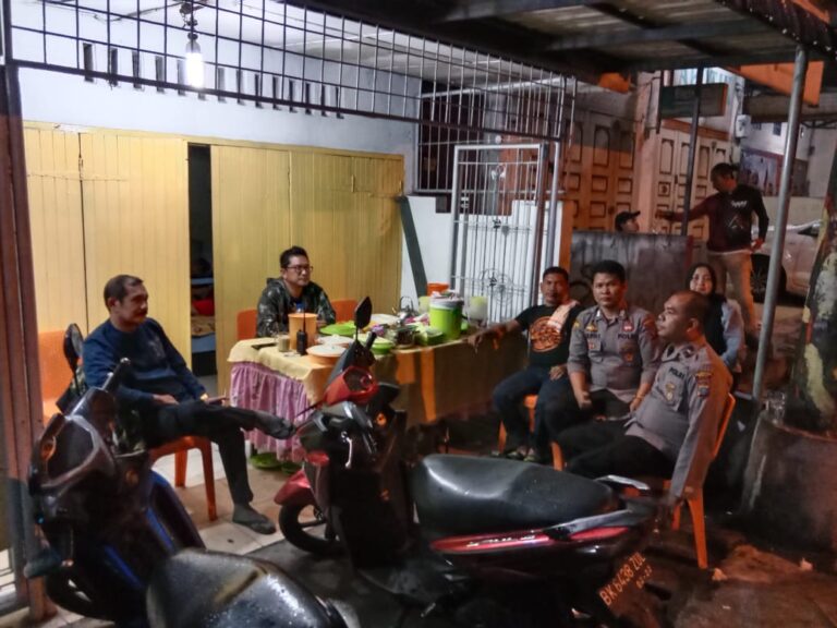 Walau Diguyur Hujan Kanit Reskrim dan Tim Sabhara Polsek Medan Area Lakukan Aktifitas 3C