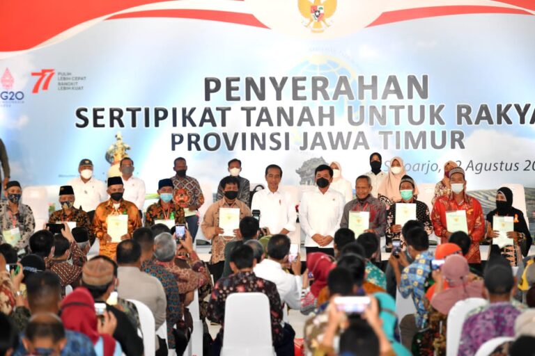 Jokowi Serahkan Sertifikat Tanah untuk Rakyat di Sidoarjo