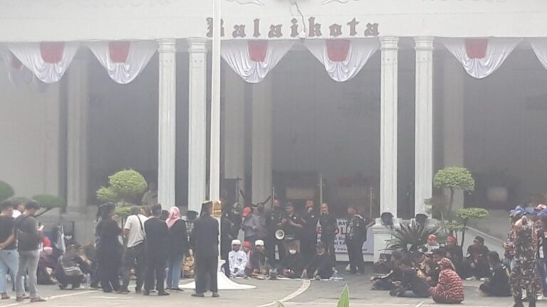Demo Tolak Wisata Glow, Forum Perduli KRB dan Ratusan Budayawan Gruduk Balaikota Bogor