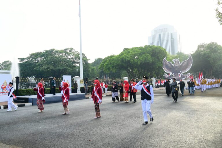 Presiden Jokowi Lepas Kirab Merah Putih