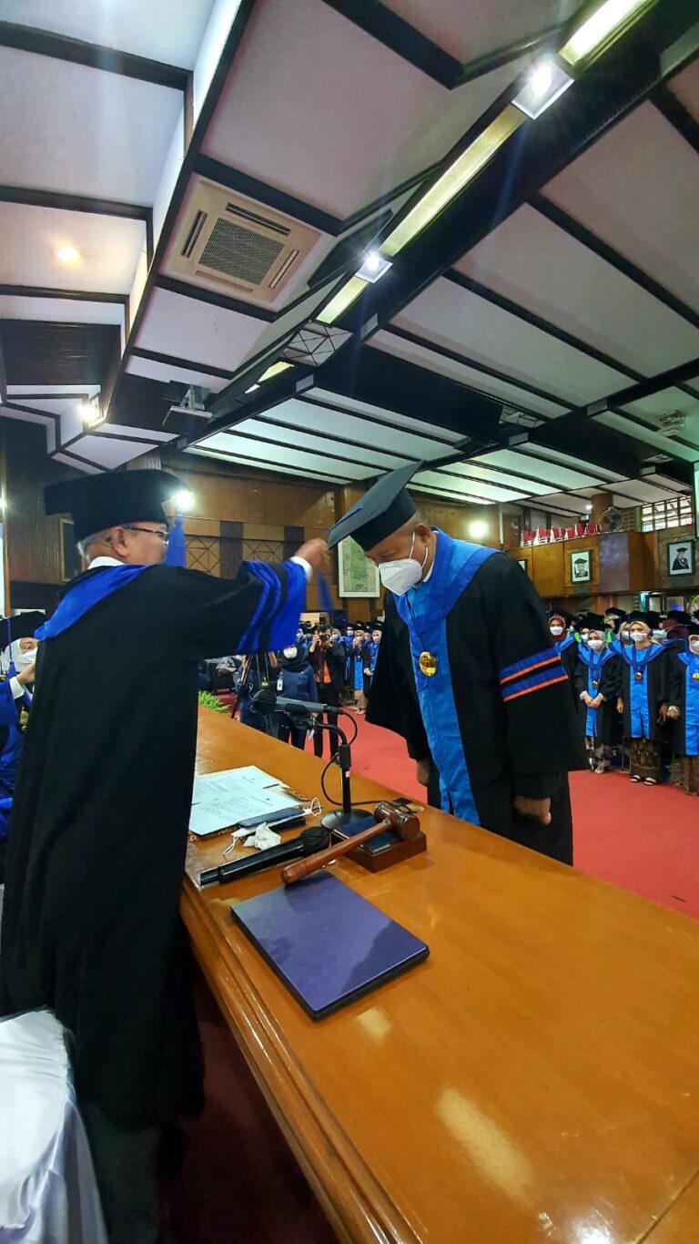 Dr.(C) Ir. Heri Sismoro, S.T., M.T., Raih Lulusan Wisudawan Terbaik Program Profesi Insinyur di UNISBA