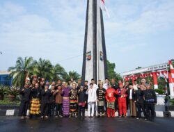 Pengibaran Bendera Merah Putih di Tugu Kujang, Pegawai Perumda PPJ Kota Bogor Kenakan Pakaian Nusantara