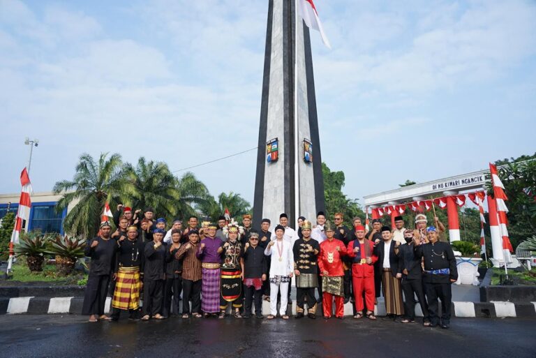 Pengibaran Bendera Merah Putih di Tugu Kujang, Pegawai Perumda PPJ Kota Bogor Kenakan Pakaian Nusantara
