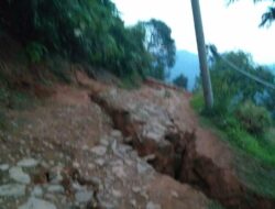 Tanah Longsor Sepanjang 30 meter Tutup Akses Jalan Wilayah Cigudeg Bogor