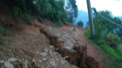 Tanah Longsor Sepanjang 30 meter Tutup Akses Jalan Wilayah Cigudeg Bogor