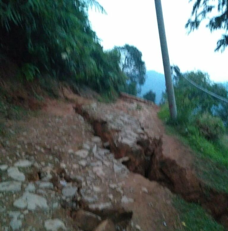 Tanah Longsor Sepanjang 30 meter Tutup Akses Jalan Wilayah Cigudeg Bogor
