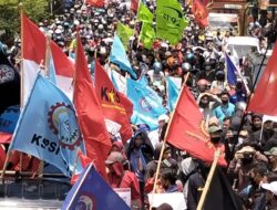 Ribuan Massa Buruh Kuras Pabrik dan Kepung Kantor DPRD Kota Cimahi