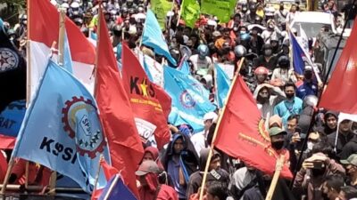 Ribuan Massa Buruh Kuras Pabrik dan Kepung Kantor DPRD Kota Cimahi