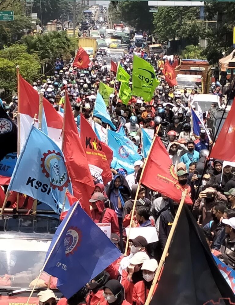 Ribuan Massa Buruh Kuras Pabrik dan Kepung Kantor DPRD Kota Cimahi