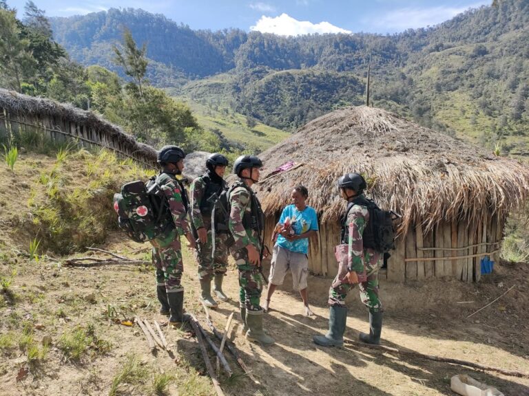 Satgas Yonif Mekanis 203/AK Bagikan  Sembako dan Pakaian di Desa Jumaneri