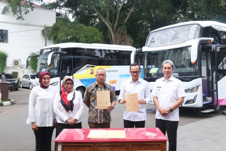 Dua Unit Bus CSR PT Gunung Suwarna Abadi Diserahkan ke Pemkot Bogor