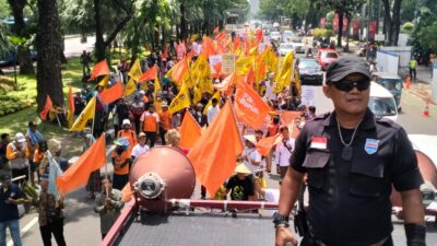 Tiga Tuntutan Aksi Massa Buruh Peringati Hari Tani Nasional ke 62, Hati-hati ! SOKO GURU Bangsa Telah Bersatu