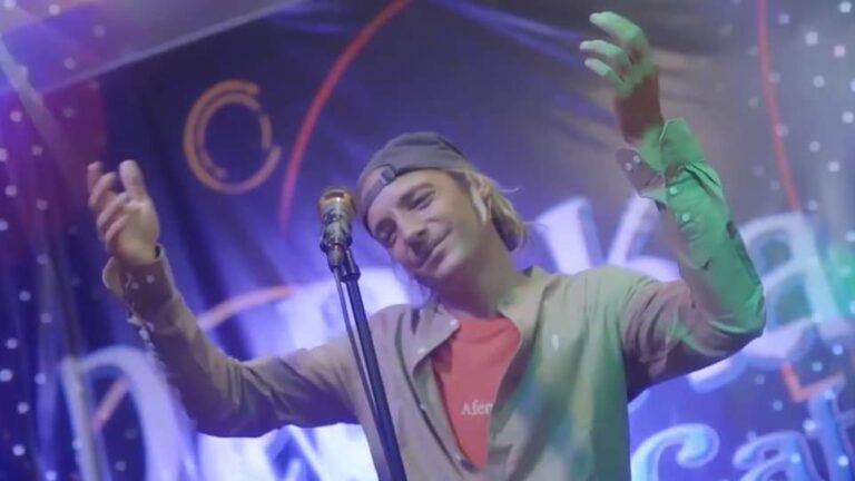 Bule Asal Italia Antonino Salerno Rilis Lagu Minang