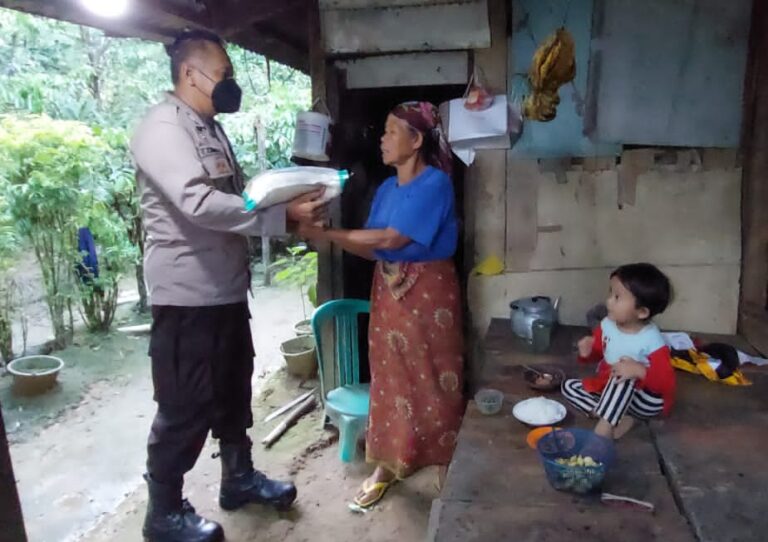 Kapolres Bogor Peduli, Bagikan Sembako Kepada Masyarakat Kurang Mampu