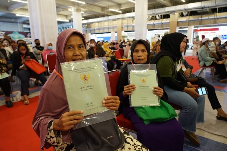 Sebanyak 300 Warga Kota Bogor Terima Sertipikat PTSL