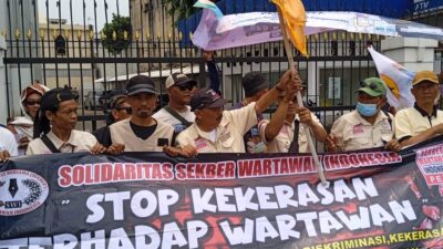 Aksi Unjuk Rasa Wartawan, Tuntut Segera Tangkap Oknum Pejabat Pemkab Karawang Penganiaya dan Penculik 2 Wartawan
