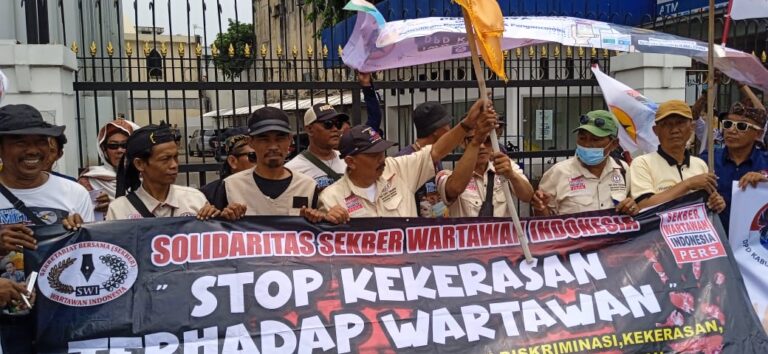 Aksi Unjuk Rasa Wartawan, Tuntut Segera Tangkap Oknum Pejabat Pemkab Karawang Penganiaya dan Penculik 2 Wartawan