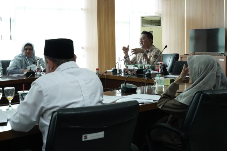 Pansus Raperda Perlindungan dan Pencegahan Dampak Pinjol Gelar Raker Bersama Tenaga Ahli