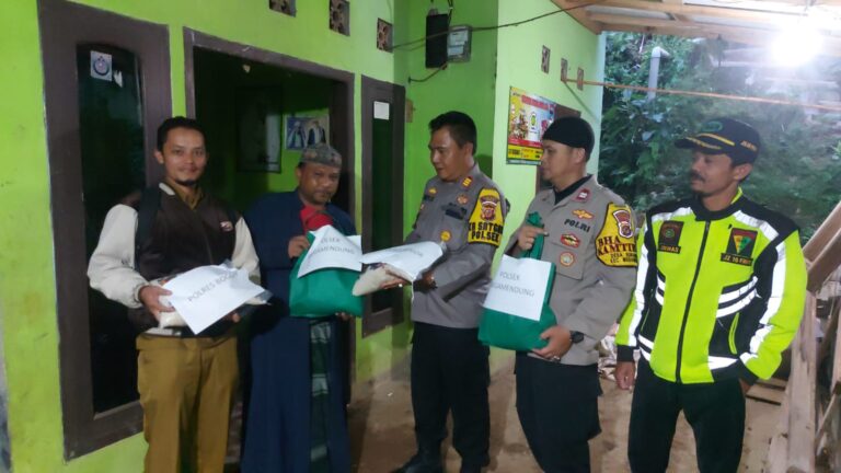 Korban Tanah Longsor Terima Bantuan dari Polsek Megamendung