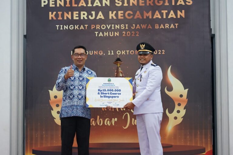 Gubernur Jabar Ganjar Camat Bogor Utara Penghargaan, Belajar Tata Wilayah ke Singapura