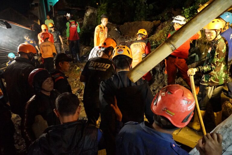 Cuaca Ekstrim di Kota Bogor Telan Dua Korban Luka Berat dan Satu Orang Meninggal Dunia di Lokasi Longsor