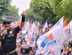 Ribuan Massa Buruh Aksi Unjuk Rasa ke Istana Negara, Balas Kejahatan Pengusaha Hitam dengan MOGOK NASIONAL !!!