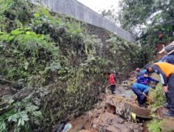 Tim Gabungan Terus Lakukan Pencarian Pengendara Motor Terseret Arus Air di Jalan Dadali Kota Bogor
