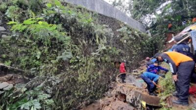 Tim Gabungan Terus Lakukan Pencarian Pengendara Motor Terseret Arus Air di Jalan Dadali Kota Bogor