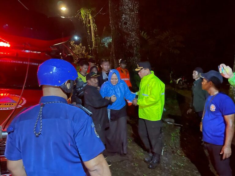 Tim Gabungan Lakukan Pencarian Pelajar SMP Terseret Arus di Curug Kembar Megamendung Bogor