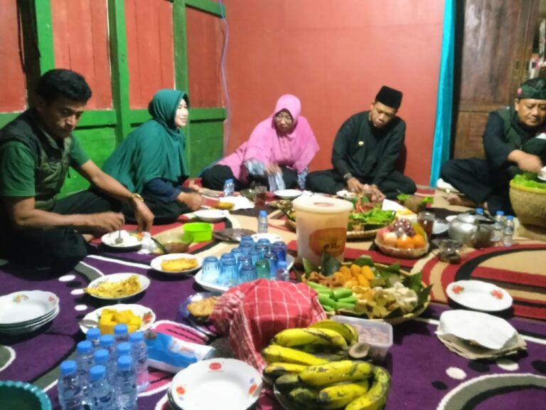 Bupati Tidur di Rumah Panggung Warga Desa Mekarmanik Cimenyan