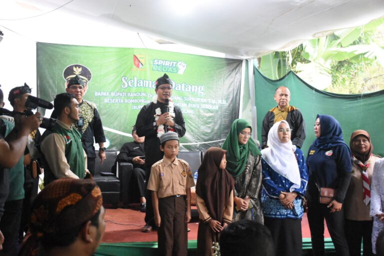 Bupati Lakukan Program Buku Sekolah Tiga Muatan Lokal di Kabupaten Bandung
