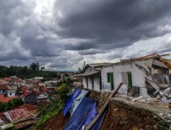 Rawan Longsor, Bangunan Tak Berizin di Wilayah Gang Barjo Kelurahan Kebon Kalapa Dibongkar