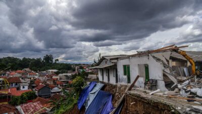 Rawan Longsor, Bangunan Tak Berizin di Wilayah Gang Barjo Kelurahan Kebon Kalapa Dibongkar