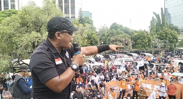 Ribuan Massa Aksi KSPI dan Partai BURUH, Tuntut Presiden Pecat Mentri Tenaga Kerja Sekarang Juga !!!