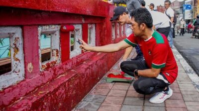 Setelah 8 Tahun Jembatan Merah Kembali di Cat Gotong Royong Pemkot dan Warga