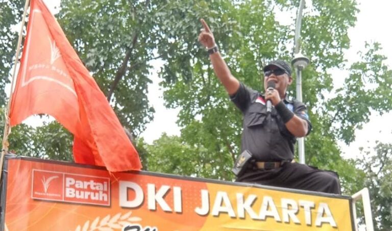 Ratusan Massa KSPI dan PARTAI BURUH DKI Jakarta : NAIKKAN UMP 13% atau MOGOK NASIONAL !!!