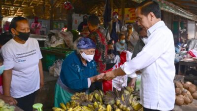 Presiden Kunjungi Pasar Malang Jiwan Colomadu, Bagikan BLT dan Cek Harga Komoditas